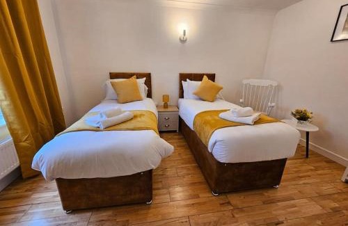 Crawley House | The Pond House