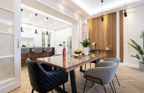 Palace District Apartment | The Prestige L’Or Suite 4-BDR with two balcony