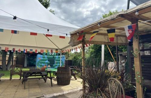 Peterborough Apartment | The Pub Garden Hideout