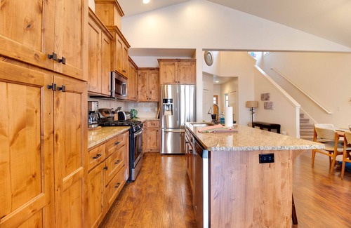 Sisters House | The Quails Nest - charming 3 bedroom 2.5 bath with fireplace in Sisters Oregon