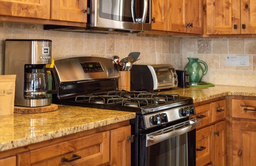 Sisters House | The Quails Nest - charming 3 bedroom 2.5 bath with fireplace in Sisters Oregon