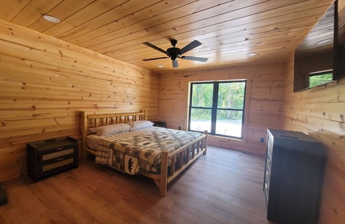 Logan Cabin | The Quana Lodge - Brand New Lodge with Wifi, Hot Tub, Firepit, and more!