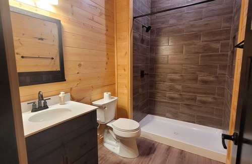 Logan Cabin | The Quana Lodge - Brand New Lodge with Wifi, Hot Tub, Firepit, and more!