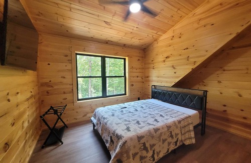 Logan Cabin | The Quana Lodge - Brand New Lodge with Wifi, Hot Tub, Firepit, and more!