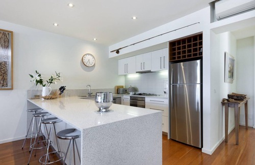 Port Fairy House | The Quarter Deck - This riverfront townhouse is modern, fresh and spacious