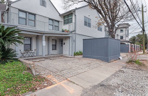 Greenway Plaza-Upper Kirby Apartment | The Queen Endgame! Sleeps 14! 6BR/5BA/2PA