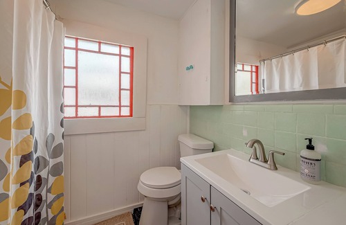 Washington Ave./ Memorial Park House | The Red Door - Charming 1-bdrm cottage in the very popular Washington corridor!