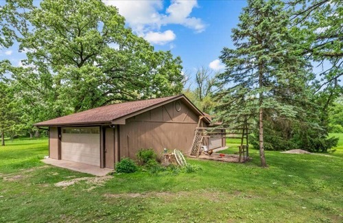 Plato Center House | The Red King Room, ensuite full restroom