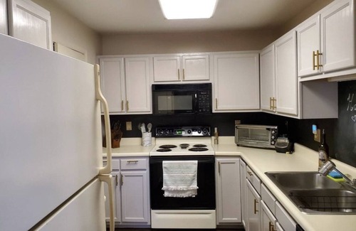 Oxford Apartment | The Redhawk Hideaway: Charming 2BR Condo near Miami Univ in Oxford! Book now!