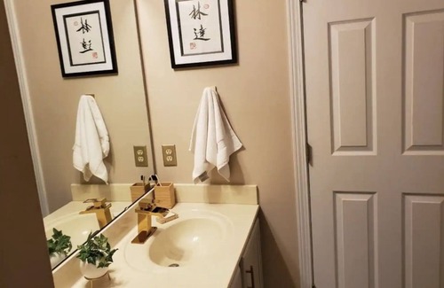 Oxford Apartment | The Redhawk Hideaway: Charming 2BR Condo near Miami Univ in Oxford! Book now!