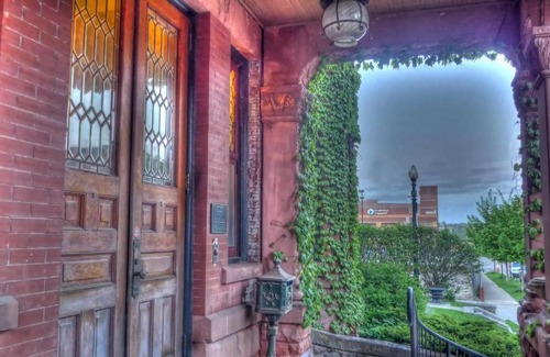 Dubuque Bed & Breakfast | The Redstone Inn and Suites