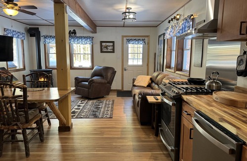 Glenfield Cabin | The Relaxation Paradise. Equine & Pet-FriendlynOttercreek E-Bikes Rental Avail.