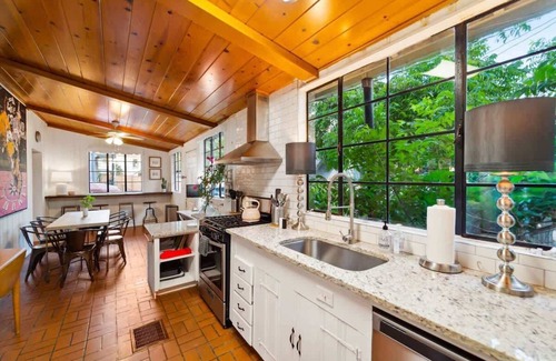 Old Enfield House | The Rendezvous | Spacious 8BR Austin Gem