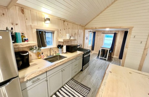 Burnham Cabin | The Retreat- A Relaxing Beachside Bungalow