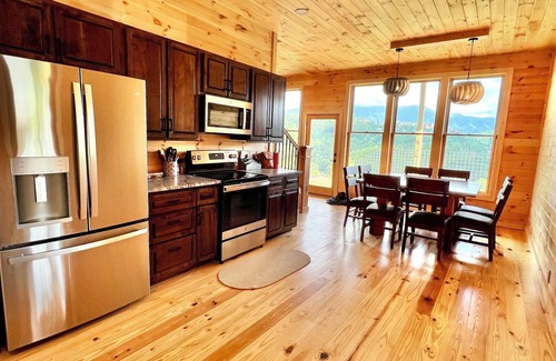 Gatlinburg - Pigeon Forge Cabin | The Retreat at Cavies Cove~Custom Construction with AMAZING VIEW!