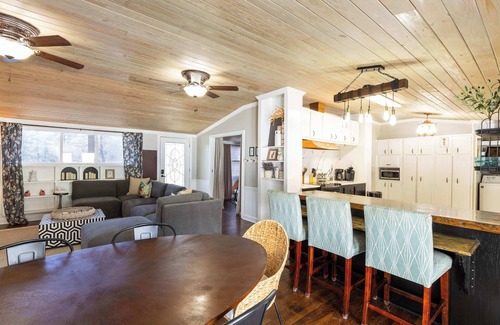 South Belmont House | "The Retreat" w/Hot Tub + Pool + Game Room + King Suite