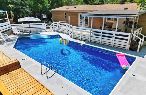 South Belmont House | "The Retreat" w/Hot Tub + Pool + Game Room + King Suite