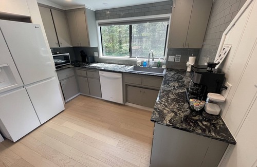 Grants Pass House | The River House with Views of the Famous Rogue River! No cleaning fees!