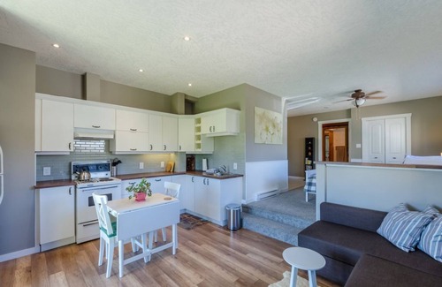 Okanagan-Similkameen House | The Rockhouse Suite - Modern Open Concept Suite - Beautiful backyard
