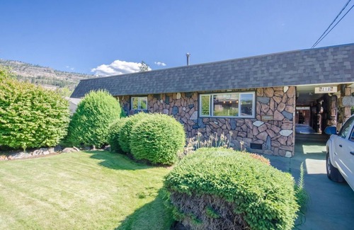 Okanagan-Similkameen House | The Rockhouse Suite - Modern Open Concept Suite - Beautiful backyard