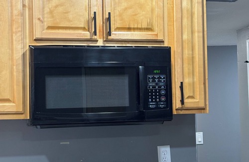 Jacksonville House | The Royal Retreat – Peaceful 3BR Getaway Just minutes from downtown Jacksonville