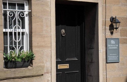 Dundee Apartment | The Royal Tay Apartment - Stained Glass and River Views