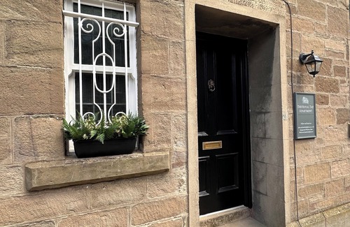 Dundee Apartment | The Royal Tay Apartment - Stained Glass and River Views