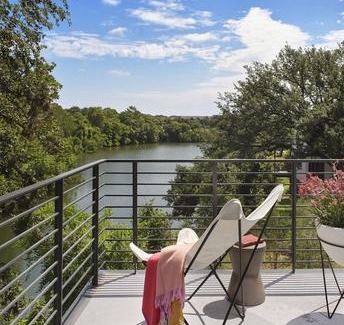 Round Rock Original Plat Hotel | The Ruby Hotel