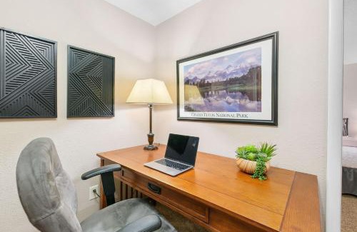 Fort Collins House | The Rustic Retreat, Pet Friendly with Fenced Yard