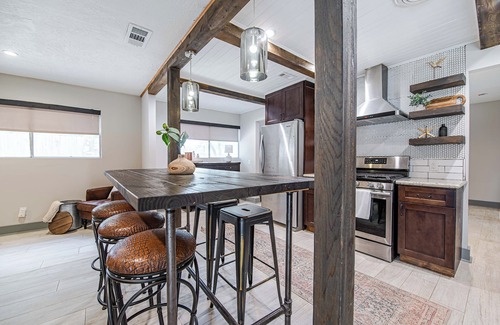 College Station House | The Rustic Retreat! With a game room & a great outdoor vibe!