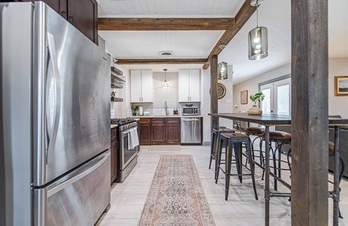 College Station House | The Rustic Retreat! With a game room & a great outdoor vibe!