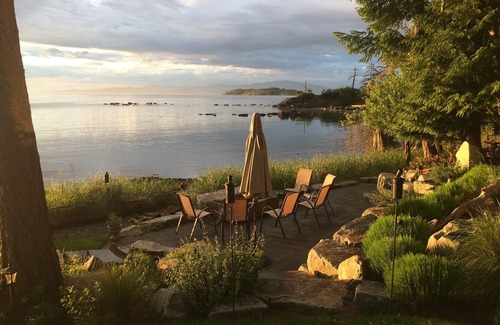 Regional District of Nanaimo House | The Rustic West Meets Oceanfront Estate