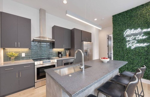 Radnor Apartment | `The Ryman` 4BR Haven with Scenic Rooftop