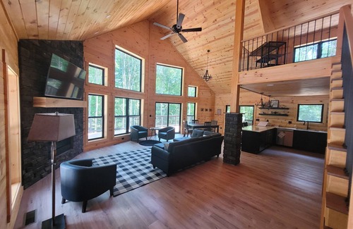 Logan Cabin | The Saige Lodge - Brand New with Hot Tub, Wifi, Firepit and more!