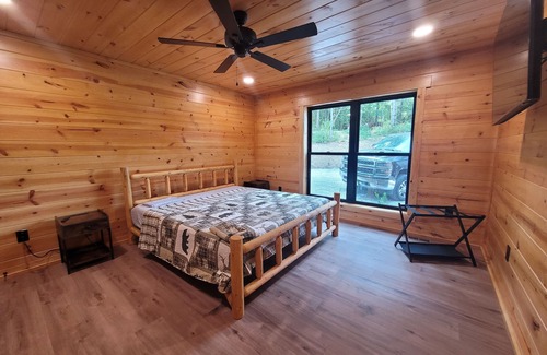 Logan Cabin | The Saige Lodge - Brand New with Hot Tub, Wifi, Firepit and more!