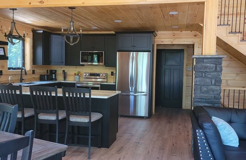 Logan Cabin | The Saige Lodge - Brand New with Hot Tub, Wifi, Firepit and more!