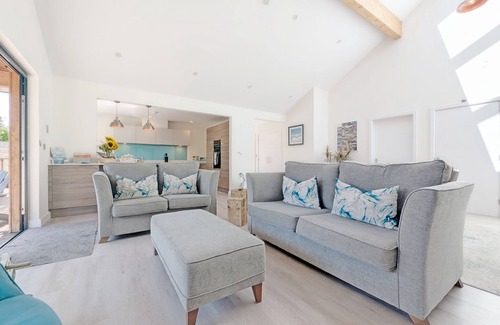 East Wittering Cottage | The Salt Shack - Bracklesham - a bungalow that sleeps 6 guests in 3 bedrooms