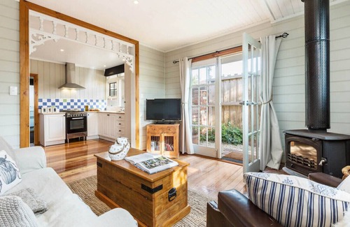 Rye Cottage | The Sandpiper - 250m from the bay beach. - Romantic Cottage Escape