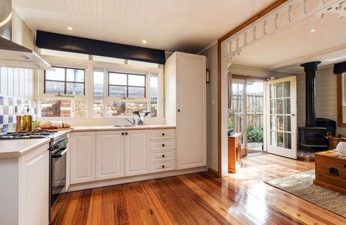 Rye Cottage | The Sandpiper - 250m from the bay beach. - Romantic Cottage Escape