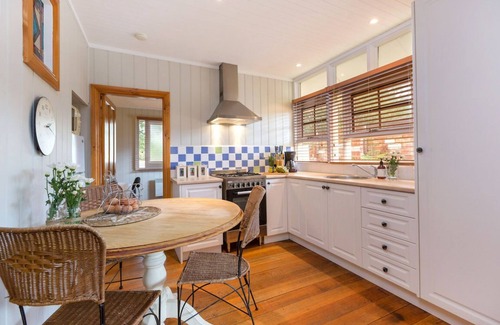 Rye Cottage | The Sandpiper - 250m from the bay beach. - Romantic Cottage Escape