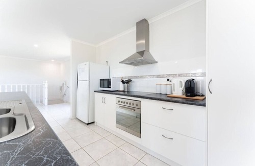 Goolwa Beach House | The Sandpiper- Fire place, Pet and Family Friendly