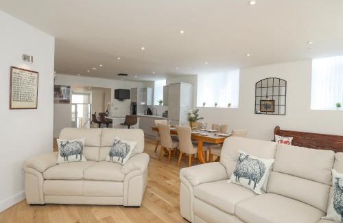 Holyhead House | The School House