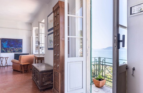 Pugliola Apartment | The sea in a room