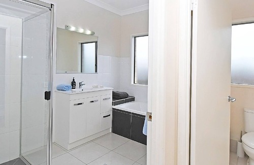 Pialba House | The Seahaven Spacious gorgeous home or somewhere to park your Boat/Jetski's.