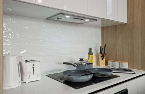 Surfers Paradise Apartment | The Serenity | New Riverview Apt + Pool & Parking