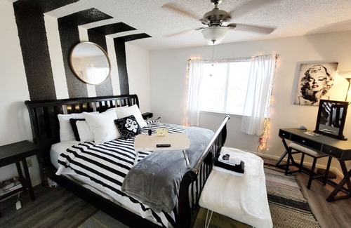 Dawson Apartment | **The Sexiest Suite ATX! ** Perfect location in SoCo District- Congress St <3