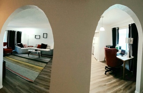 Dawson Apartment | **The Sexiest Suite ATX! ** Perfect location in SoCo District- Congress St <3