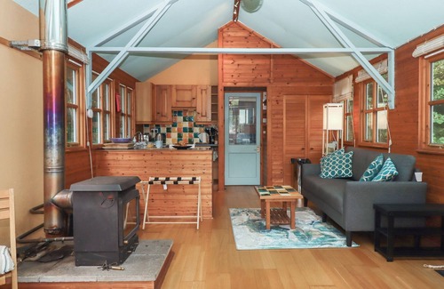 Totnes Cottage | THE SHARPHAM BOAT HOUSE, romantic, with open fire in Ashprington