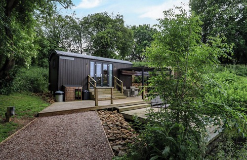 Middleton Cheney Cottage | THE SHEPHERDS HUT AT BRIDGE LAKE FARM & FISHERY in Chacombe