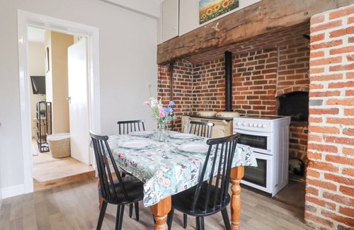 Alvechurch Cottage | THE SHIRES AT BICKERSCOURT, pet friendly in Henley-In-Arden